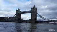 Tower Bridge di atas River Thames