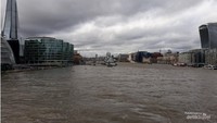 Aliran air River Thames yang berwarna coklat