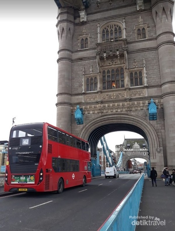 Salah satu bagian Tower Bridge seperti gerbang masuk ke negeri dongeng