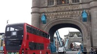 Salah satu bagian Tower Bridge seperti gerbang masuk ke negeri dongeng