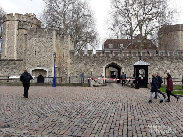 Tower of London istana sekaligus benteng yang dibangun oleh William Sang Penakluk