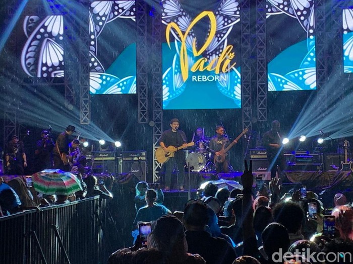 Padi Reborn tampil di Navy Jazz Traffic Festival 2022. Konser musik ini digelar di kawasan alam terbuka, di Villa Navy Residence, Lawang, Kabupaten Malang.