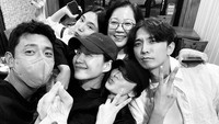 Sekarang kami bertemu, tulisnya merujuk pada judul drama Now We Are Breaking Up (Sekarang kami berpisah). Foto: (dok. Instagram @hyojoo.p)