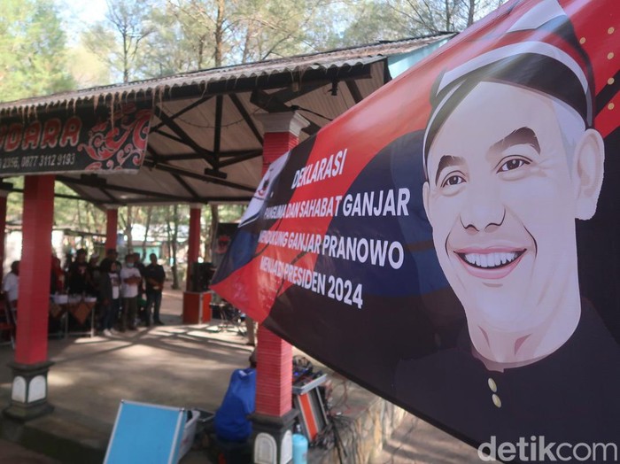 Ormas Panglima yang berisi kader PDI-P mendeklarasikan dukungan kepada Ganjar Pranowo untuk maju sebagai capres tahun 2024 di Pantai Gua Cemara, Sabtu (14/5/2022).