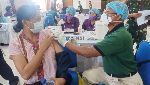 Pelaksanaan vaksinasi dan donor darah di Balai Budaya Giri Nata Mandala Puspem Badung pada Sabtu (14/5/2022)