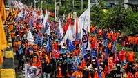 Lalu lintas menuju arah DPR ditutup sementara selama long march bergulir.