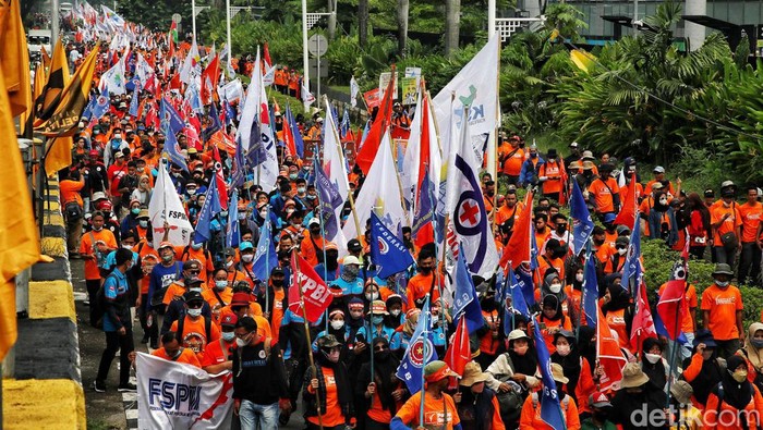 Massa tergabung dalam aksi May Day Fiesta yang berkumpul di Jalan Gerbang Pemuda, Jakarta Pusat, melakukan long march menuju gedung MPR/DPR. Ini penampakannya.