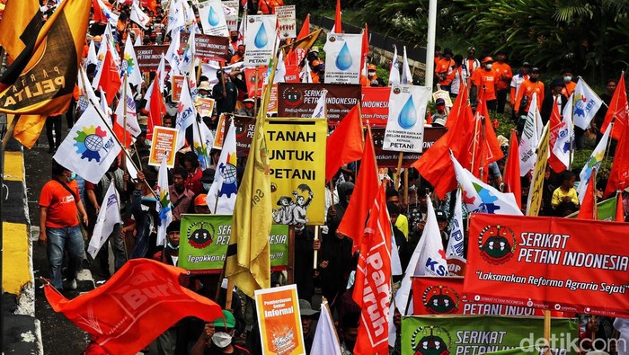 Massa tergabung dalam aksi May Day Fiesta yang berkumpul di Jalan Gerbang Pemuda, Jakarta Pusat, melakukan long march menuju gedung MPR/DPR. Ini penampakannya.