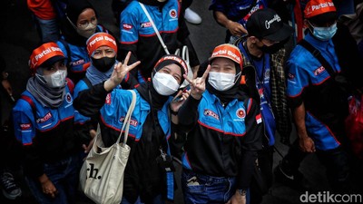 Penampakan Massa Aksi May Day Fiesta Long March ke DPR