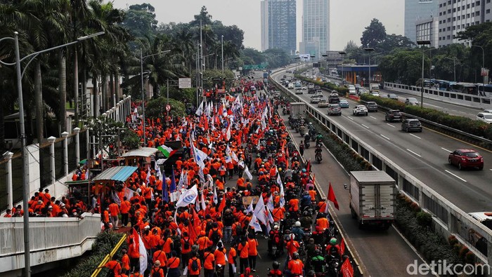 Massa tergabung dalam aksi May Day Fiesta yang berkumpul di Jalan Gerbang Pemuda, Jakarta Pusat, melakukan long march menuju gedung MPR/DPR. Ini penampakannya.