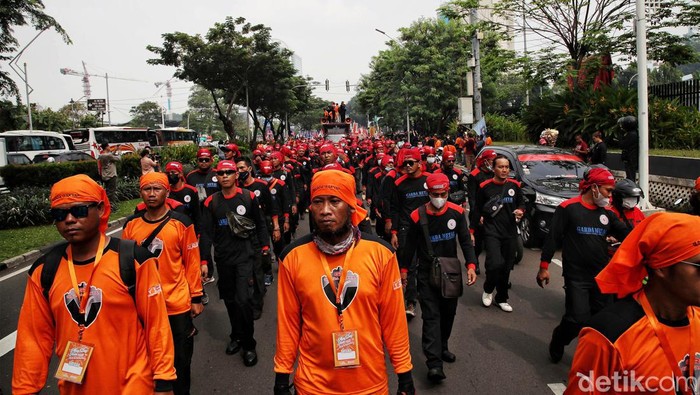 Penampakan Massa Buruh Long March ke DPR Massa tergabung dalam aksi May Day Fiesta yang berkumpul di Jalan Gerbang Pemuda, Jakarta Pusat, melakukan long march menuju gedung MPR/DPR. Ini penampakannya.