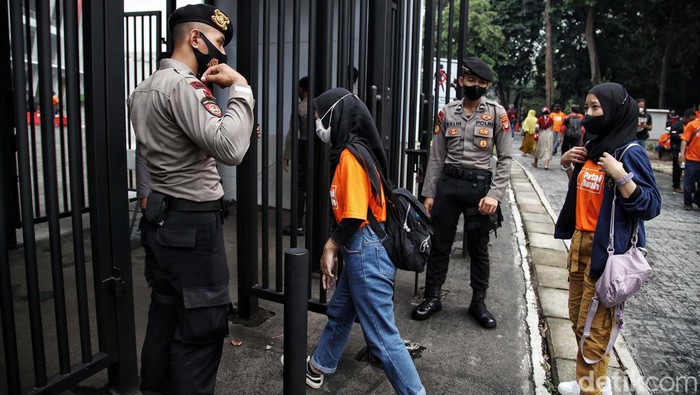 Massa buruh yang sebelumnya menggelar aksi di DPR telah bergeser ke GBK, Sabtu (14/5). Ini penampakan massa buruh yang tergabung dalam aksi May Day Fiesta.