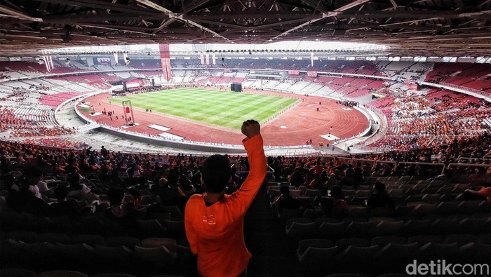 Massa buruh yang sebelumnya menggelar aksi di DPR telah bergeser ke GBK, Sabtu (14/5). Ini penampakan massa buruh yang tergabung dalam aksi May Day Fiesta.