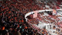 Peringatan May Day dilakukan dengan serangkaian demo di DPR dan puncaknya perayaan di Stadion Gelora Bung Karno (GBK)