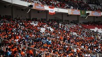 Tribun GBK tampak dipadati massa buruh.
