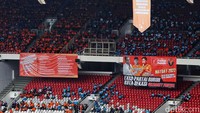 Massa buruh juga membentangkan spanduk-spanduk tuntutan di tribun GBK.