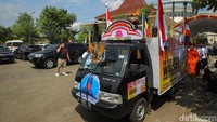 Mobil pembawa api abadi meninggalkan lokasi api abadi Mrapen, Grobogan.