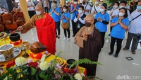 Tampak juga umat Buddha lain yang turut hadir menggelar ibadah di pendopo atau ruang aula Api Abadi Mrapen.