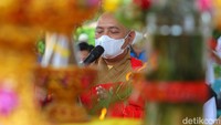 Para umat melakukan doa secara bergantian sesuai dengan urutan yang sudah ditentukan panitia.