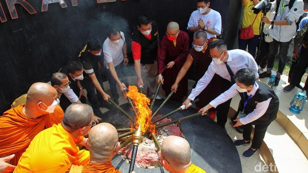 Sejumlah biksu bersama umat Budha mengambil api dari Api Abadi Mrapen, Grobogan, Jawa Tengah, Sabtu(14/5/2022).
