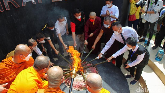Pengambilan Api Abadi Jelang Hari Raya Waisak 2566 BE Jelang perayaan Waisak 2566 BE, perwakilan umat Buddha mengunjungi sumber Api Abadi Mrapen, Jateng. Mereka mengambil api dari Api Abadi Mrapen untuk dibawa ke Candi Mendut dan Candi Borobudur.