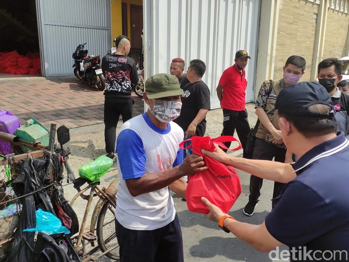 Pengusaha di Semarang menunaikan nazar bagi-bagi paket sembako setelah sembuh dari COVID-19, Sabtu (14/5/2022).