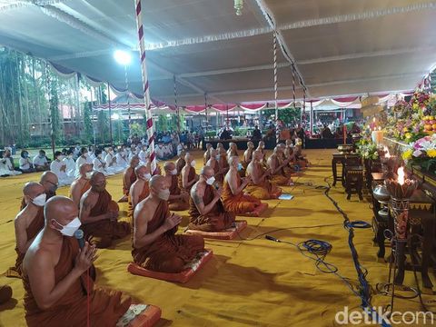 Perayaan Waisak di Candi Mendut Magelang, Sabtu (14/5/2022).