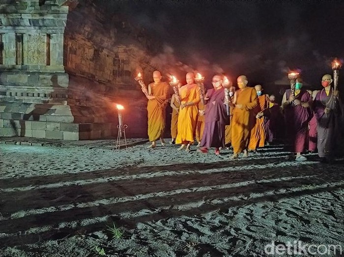 Perayaan Waisak di Candi Mendut Magelang, Sabtu (14/5/2022).