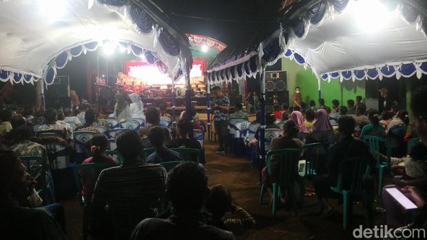 Pertunjukan wayang kulit di Pulau Nyamuk, Desa Nyamuk, Kecamatan Karimunjawa, Jepara, Jumat (13/5/2022).