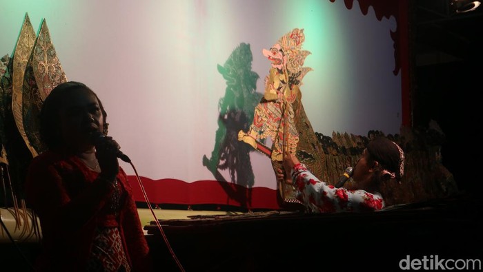 Pertunjukan wayang kulit di Pulau Nyamuk, Desa Nyamuk, Kecamatan Karimunjawa, Jepara, Jumat (13/5/2022).