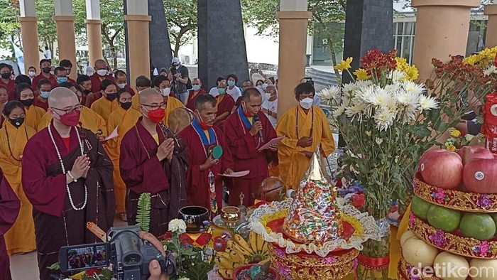 Perwakilan umat Buddha mengambil api dari Api Abadi Mrapen untuk dibawa ke Candi Mendut dan Candi Borobudur dalam rangka perayaan Waisak 2566 BE atau 2022, Sabtu (14/5/2022).