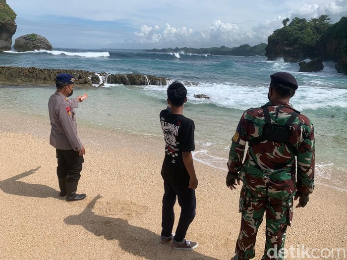 Petugas di Pantai Batu Bengkung, Malang