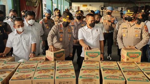 Pihak kepolisian saat menunjukkan barang bukti minyak goreng yang hendak diselundupkan ke Timor Leste