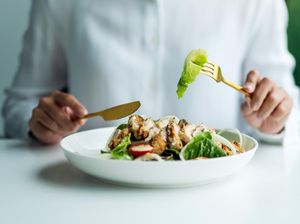 Mau Berat Badan Turun? Biasakan Makan Terakhir Sebelum Jam 3 Sore