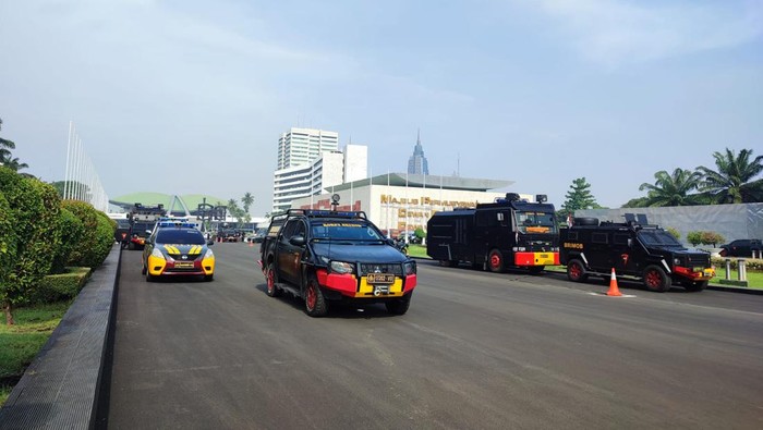 Polisi melakukan penjagaan di DPR jelang massa buruh peringati May Day, Sabtu (14/5/2022).