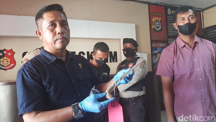 Polisi menunjukkan senjata tajam yang digunakan pelaku penikaman di Kendari.