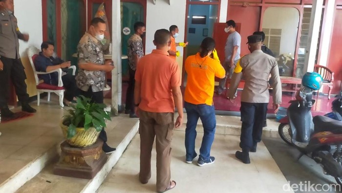 Polisi olah TKP hotel di Kediri