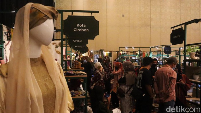Karya Kreatif Jawa Barat (KKJ) dan Pekan Kerajianan Jawa Barat (PKJB) digelar di Trans Hotel, Bandung, Sabtu (14/5/2022). Produk-produk UMKM Jabar pun memeriahkan acara tersebut.