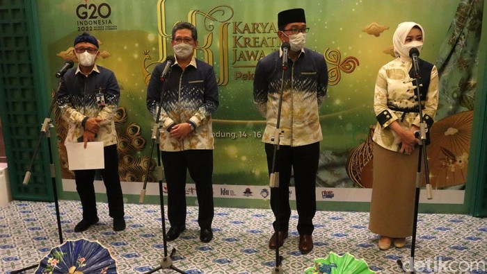 Produk UMKM Jabar Mejeng di KKJ dan PKJB 2022 Karya Kreatif Jawa Barat (KKJ) dan Pekan Kerajianan Jawa Barat (PKJB) digelar di Trans Hotel, Bandung, Sabtu (14/5/2022). Produk-produk UMKM Jabar pun memeriahkan acara tersebut.