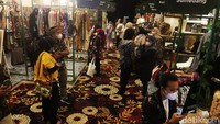Para peserta memamerkan produk-produk UMKM unggulan Jawa Barat.