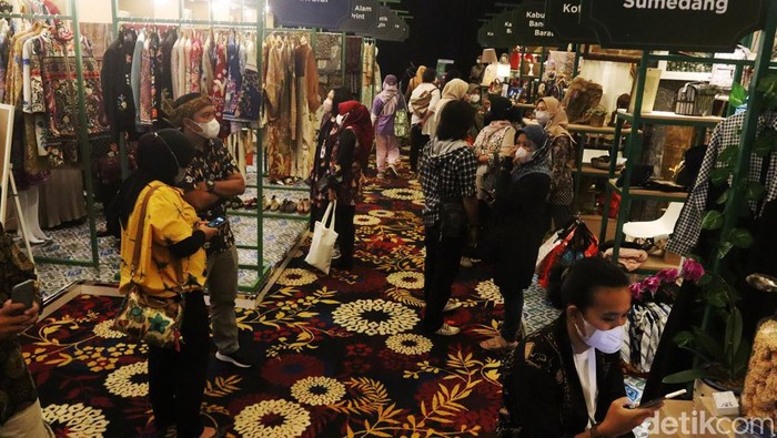 Produk UMKM Jabar Mejeng di KKJ dan PKJB 2022 Karya Kreatif Jawa Barat (KKJ) dan Pekan Kerajianan Jawa Barat (PKJB) digelar di Trans Hotel, Bandung, Sabtu (14/5/2022). Produk-produk UMKM Jabar pun memeriahkan acara tersebut.