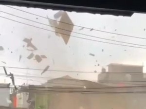 Diterjang Puting Beliung, Atap Rumah di Bandung Beterbangan