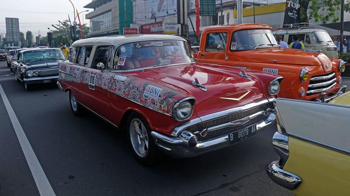 Sejumlah peserta bersiap mengikuti rally mobil kuno PPMKI Jateng tour 2022  di Alun-alun Magelang, Jateng, Sabtu (14/5/2022). Rally mobil kuno yang diselenggarakan oleh Perhimpunan Penggemar Mobil Kuno Indonesia (PPMKI) dalam rangkaian menyambut Hari Jadi Kota Magelang ke-1116 itu diikuti oleh 200 peserta dari berbagai kota di Indonesia sebagai salah satu upaya membangkitkan kembali sektor pariwisata. ANTARA FOTO/Anis Efizudin/rwa.