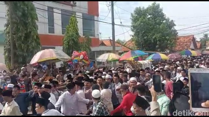 Ribuan pelayat antarkan jenazah RKH Fakhrillah Aschal di Bangkalan