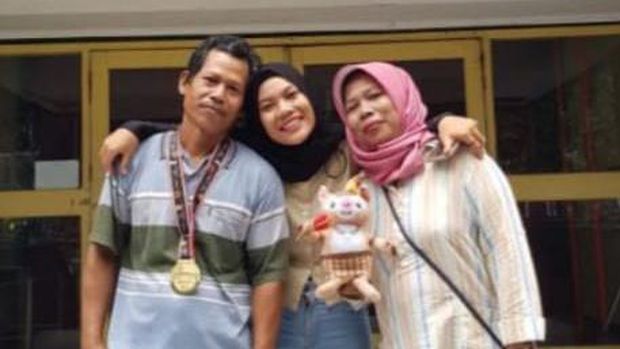 Ririn Rinasih dan orang tuanya.