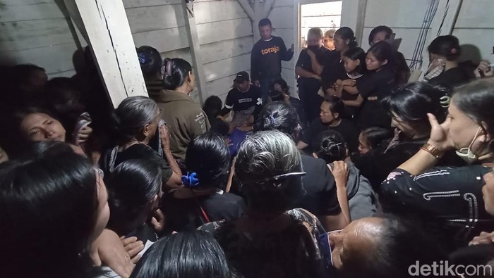 Sejumlah warga dan keluarga menyambut kedatangan jenazah korban KKB Papua, Nober Palintin.