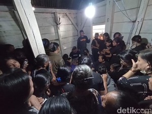 Pecah Tangis Keluarga Sambut Jenazah Sopir Truk Dibunuh Sadis KKB Papua