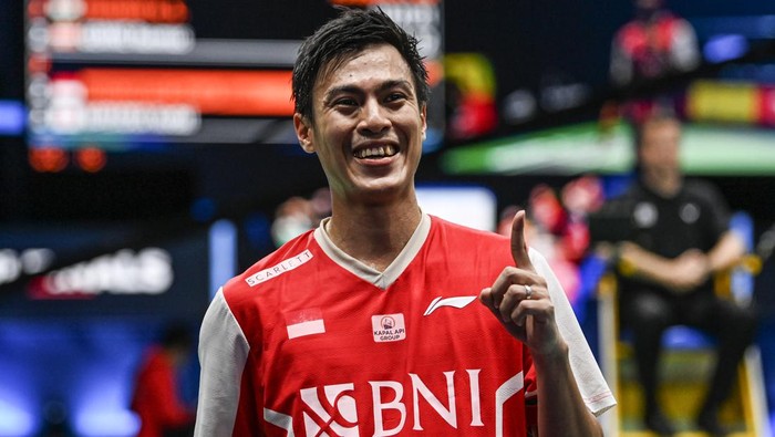 Ekspresi dari pebulu tangkis tunggal putra Indonesia Shesar Hiren Rhustavito usai mengalahkan pebulu tangkis tunggal putra Jepang Kodai Naraoka dalam pertandingan babak semifinal final Piala Thomas 2022 di Impact Arena, Bangkok, Thailand, Jumat (13/5/2022). Rhustavito menang dengan skor 21-17 dan 21-11 sekaligus mengantar Tim Thomas Indonesia ke final setelah menang 3-2. dari tim Thomas Jepang. ANTARA FOTO/M Risyal Hidayat/YU