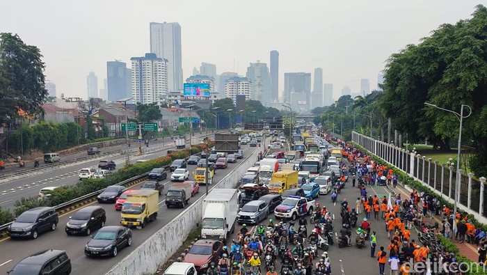 Situasi lalu lintas di depan DPR saat may day