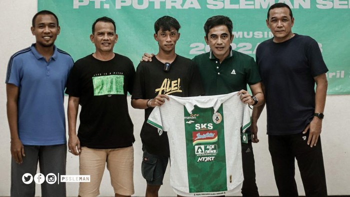 Sleman Fans, Mukhamad Riza Khanafi, berfoto bersama pelatih PSS Sleman Seto Nurdiantoro.